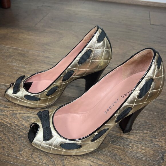 MARC JACOBS Retro Metallic Gold Quilted Peep Toe Heels - Sz 37.5 (7.5 US) - Picture 8 of 10